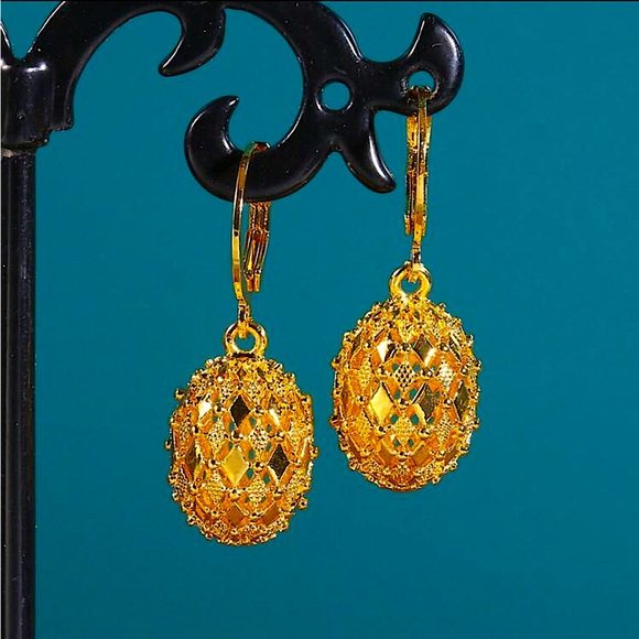 Jewelry - Elegant Gold Drop Earrings